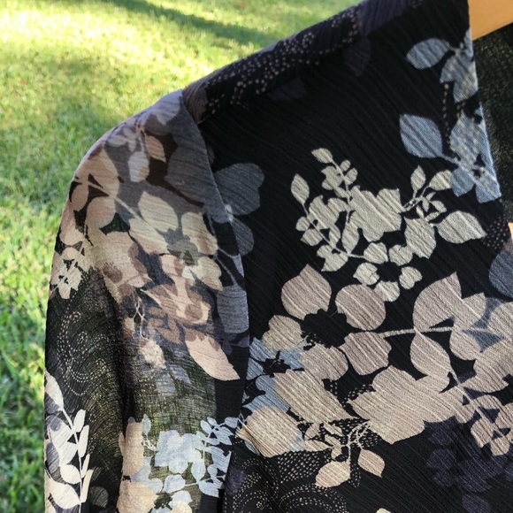100% Polyester Black Blouse with Flower Patterns - Picture 5 of 8